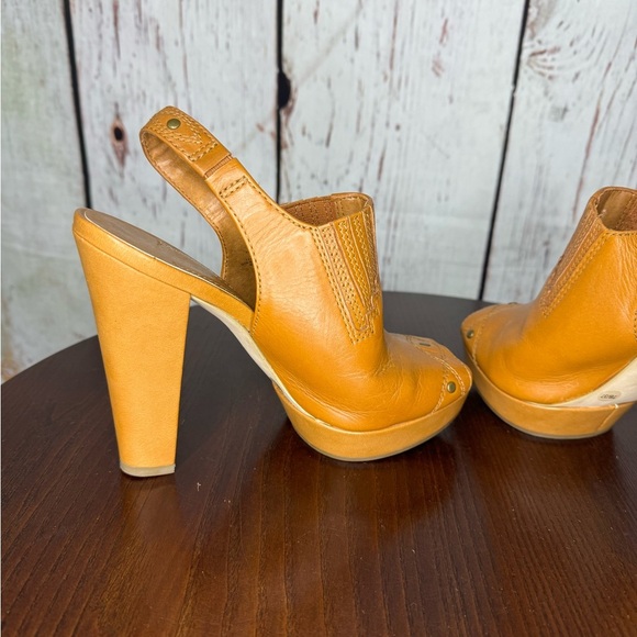 BCBGeneration Cognac Leather Peep toe Sling back 1” Platform 5.25” Heels size 7 - Picture 9 of 16